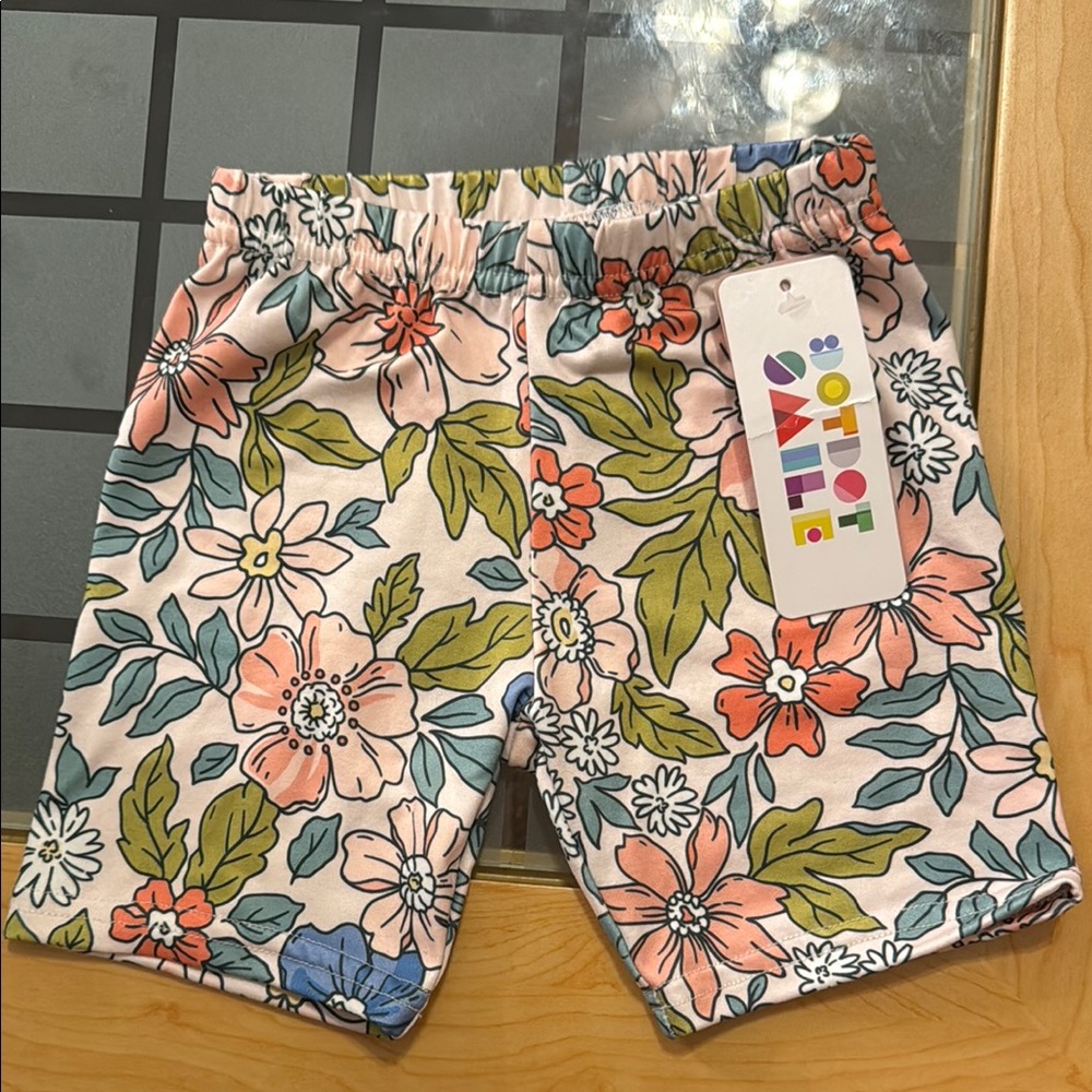 NWT. DotDotSmile kick shorts. Size 3/4.
